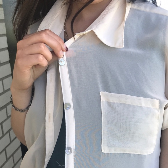 Sheer target cream top - Picture 2 of 3